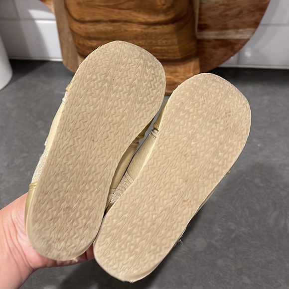 Michael Kors Toddler shoes size 9 gold - Picture 3 of 5